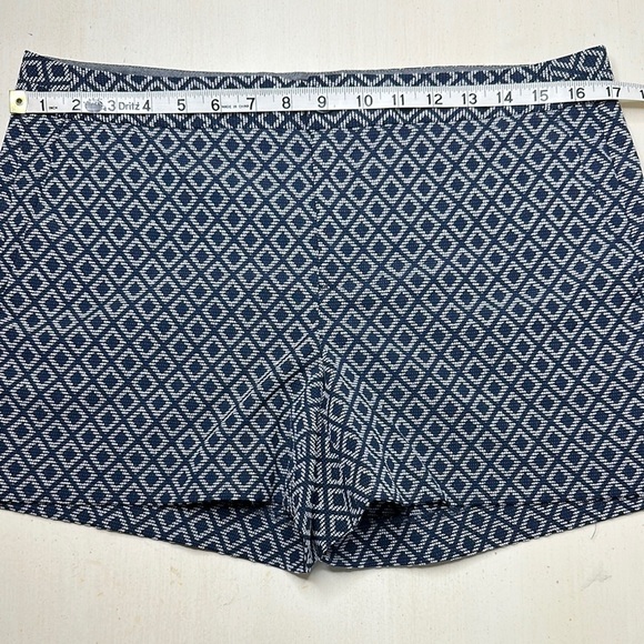 Banana Republic Factory Hampton Fit Geometric Print Navy and White Shorts Size 8 - Picture 8 of 10